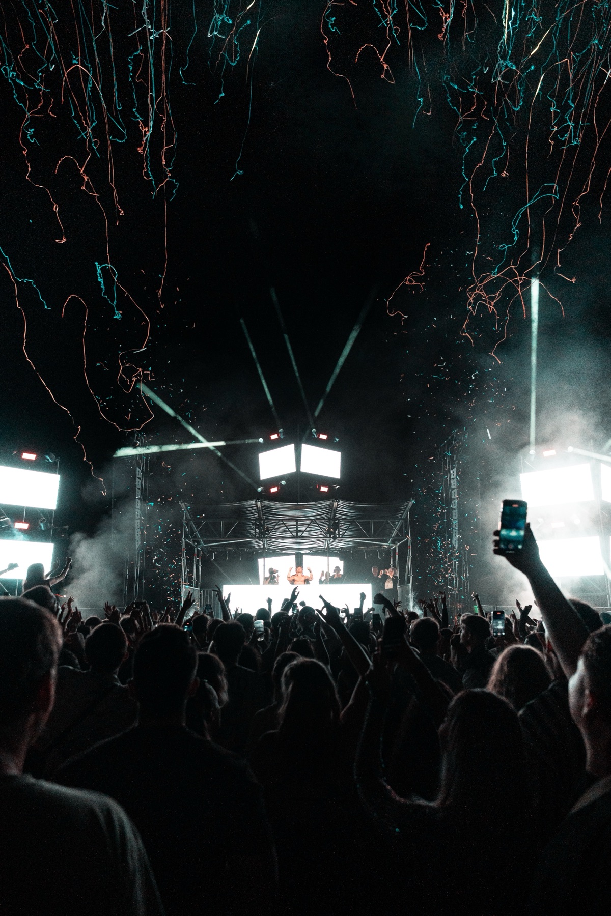 ISEK Festivalcrowd mit Konfetti