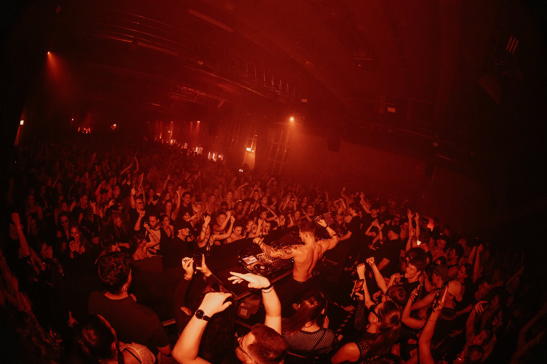 ISEK live vor Club-Crowd