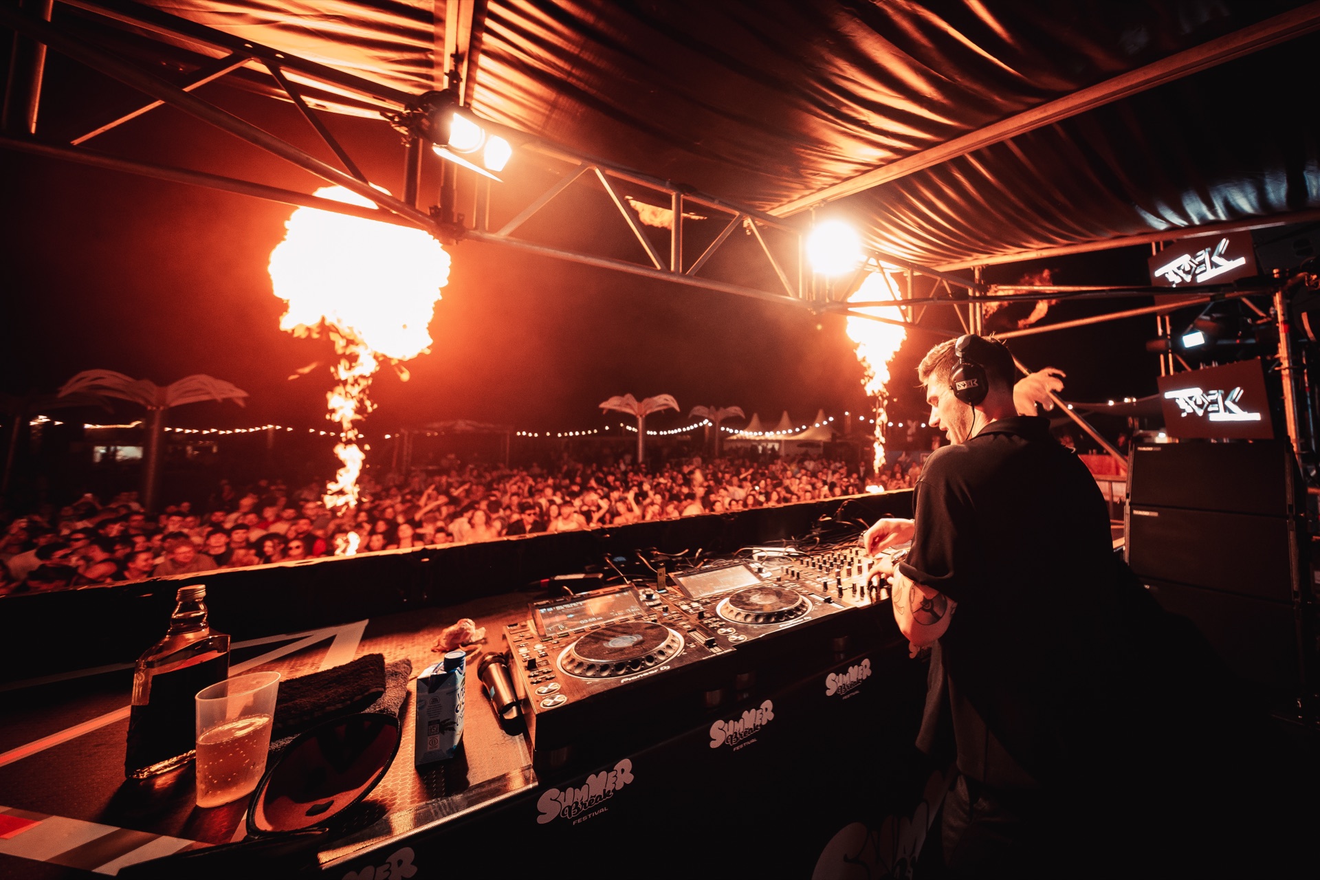 ISEK live mit Flammen am DJ-Pult